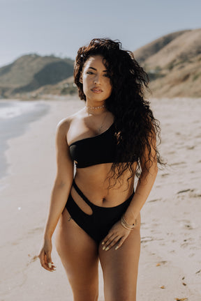 Emmy Bottom | Noir
